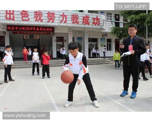 小男生在篮球场上的帅气拍照姿势与运动魅力展现